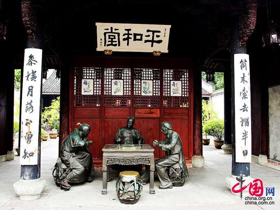 麻将运动不仅具有独特的游戏特点，而且具有集益智性、趣味性、博弈性于一体的孕魅力及内涵丰富、底蕴悠长的东方化特征，因而成为中国传统文化宝库中的一个重要组成部分。特别有趣的是平和堂牌匾下三位打麻将的人竟是国籍各异，留辫子的自然是清朝年间的中国人，另外一个穿着木履的是日本人，还有一位大胡子的则是西方人。看似三家牌唯有中国人一和！