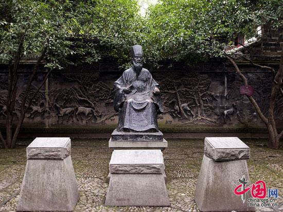 陈鱼门“广交游，琴酒无虚日”，极喜玩耍，精熟纸牌。他因深感纸牌有诸多不便，于同治三年(1846)改为竹骨，继承碰和牌中的万、索、筒，共108张，易红花为绿发，白花为白板，老千为红中，名“三箭”，各4张，各4张，共12张，增“东、南、西、北”四风，各4张，共16张。由此形成了当时流行的136张一副的麻将。李中华摄影