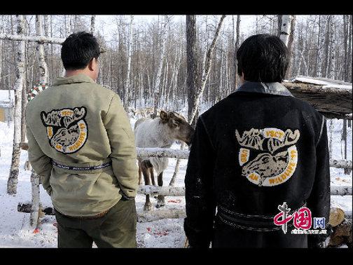 鄂温克人喜欢鹿，就连衣服背后的图案都是可爱的驯鹿。天高摄影