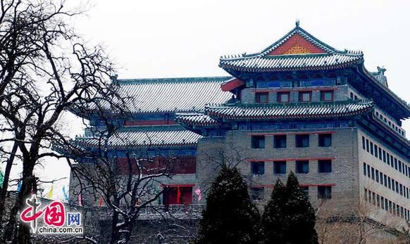 2011年2月10日的这场雪，是北京近60年来当年冬季最“晚来”的雪，大家对这场雪期盼已久。 图为北京美丽雪景之老城墙 (YIPIN摄影报道）