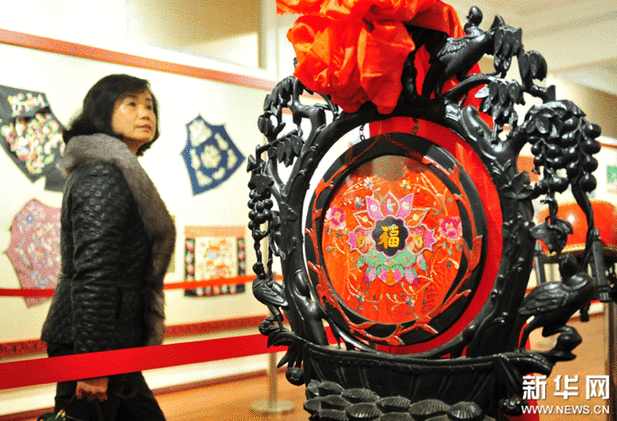 （3）2月9日，一位市民在观看一款漆器。