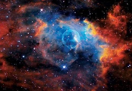 这是著名的“气泡星云”（Bubble Nebula），这是一个灰尘气体星云，其直径为10光年，相当于60万亿英里。气泡星云是由一颗恒星燃烧时的脱离物质构成，恒星燃烧时可释放出太阳数百倍亮度的光芒。该星云距离地球11000光年，位于仙后星座。