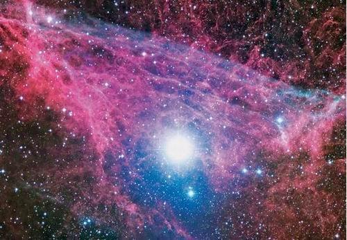 恒星爆炸形成超新星，产生难以置信的明亮光线，恒星残留物与它轨道上的气体和灰尘碰撞将释放出光形式能量。这些炙热气体就是著名的超新星残留物。这是船帆星座内超新星，这个超新星爆炸时直径膨胀至55光年。船帆星座内超密集灰尘云中有一个“船帆脉冲星”，每秒旋转11次。