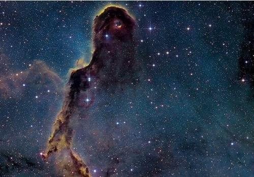 如图所示，这是IC 1396星云，它是最大的可观测星云之一，其直径是太阳直径的2500倍。该星云的灰尘和气体云是由周边恒星辐射物质形成的。据悉，IC 1396星云位于仙王星座，仙王星座是天文学家最早观测记录的星座之一。