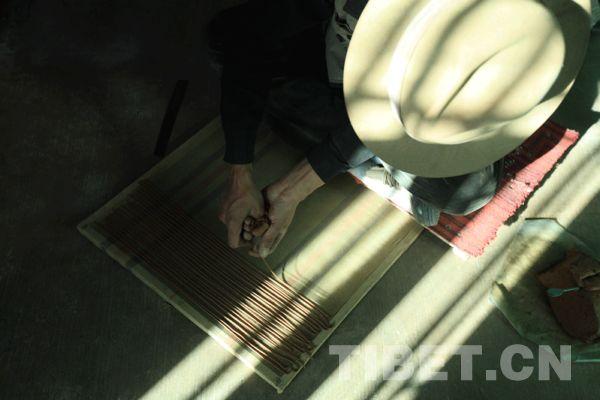 顿珠小心翼翼，将一条条藏香塑在模板上