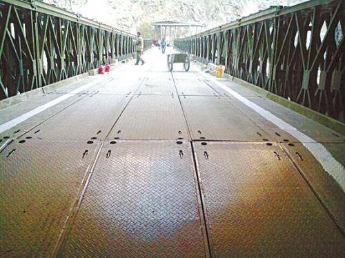 施工完成后的怒江大桥钢便桥。