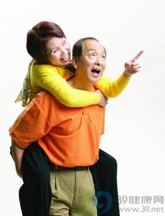 老人穿松紧带裤子会影响健康