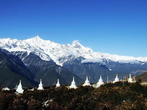 佛塔与雪山