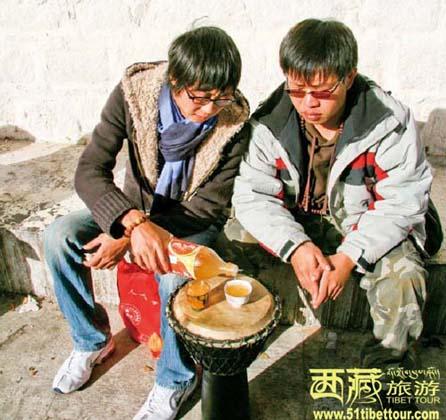 PM 14:00—18:00 主打节目：发呆 闲聊