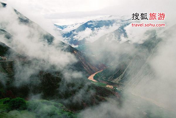 去曲孜卡的路上，俯瞰澜沧江峡谷
