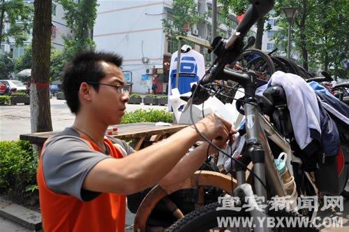 倡导低碳生活12名宜宾人骑车到西藏
