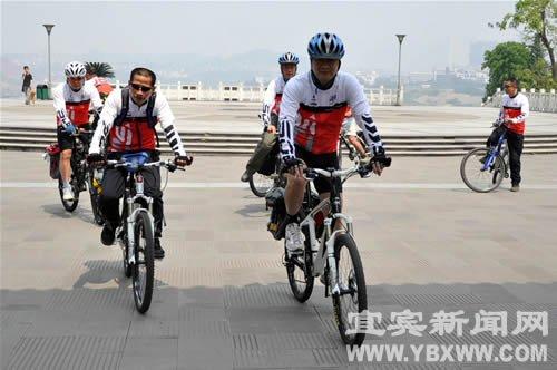 倡导低碳生活12名宜宾人骑车到西藏