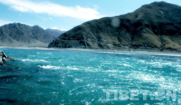 河水泛轻波