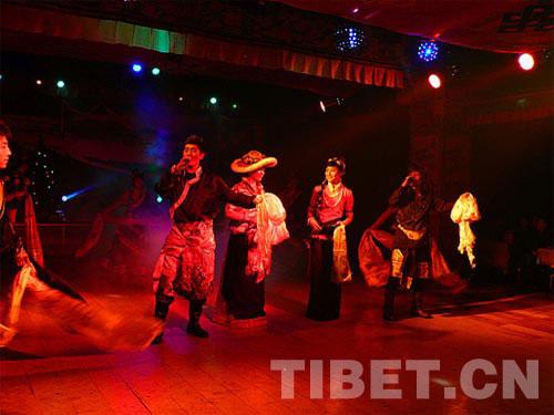 绚丽的民族服饰，独具特色的曲艺表演