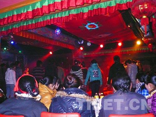 热情的观众总是忍不住上台参与其中