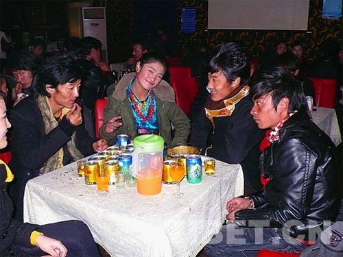 欢乐的藏族青年们