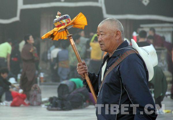 6月15日清晨，一位藏族老人在大昭寺前转经