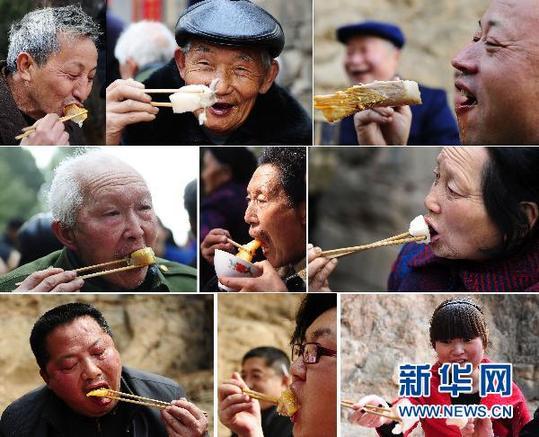 3月7日，在四川省剑阁县锯山村，村民享用美味的大肉。新华社记者 江宏景 摄