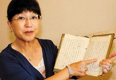 松冈环在展示上等兵川田匠三（化名）提供的“随军日记”所记载的日军屠杀南京市民的文字（新华社记者 韩瑜庆 摄）