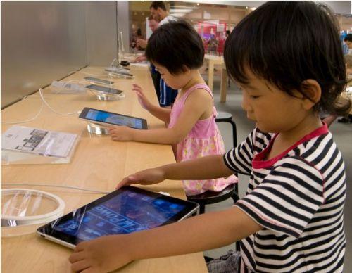 小孩儿玩儿iPad