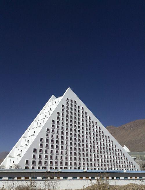 纳金大桥附近现代感十足的建筑