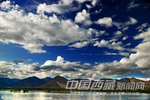 拉萨河边。