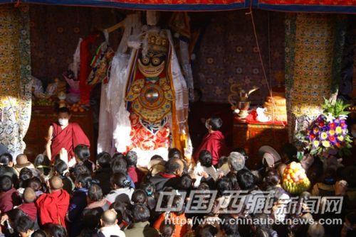 百姓朝拜班丹拉姆神  彭月圆 摄