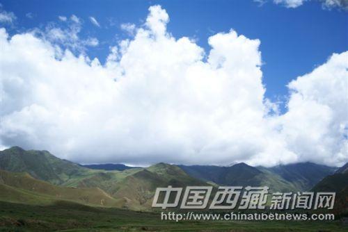 夏日，远眺次角林村风光  彭月圆 摄
