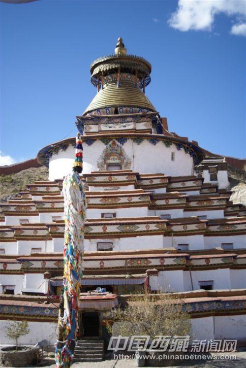 白居寺内的十万佛塔  彭月圆 摄