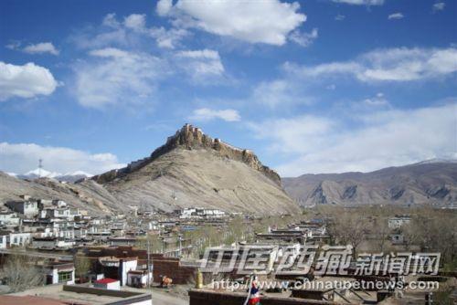 远眺宗山城堡  彭月圆 摄