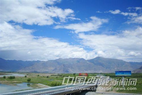 西藏第一条高速公路机场高速公路  彭月圆 摄
