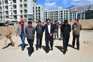 多吉次珠市长赴建设工地视察。