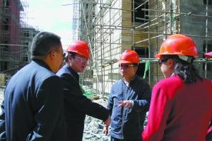 管委会工作人员在工地现场办公。