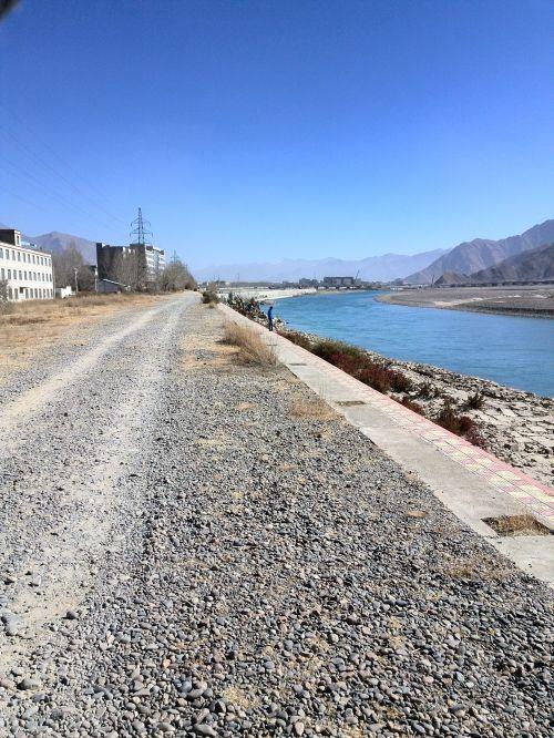 河边通往柳梧大桥的石子路