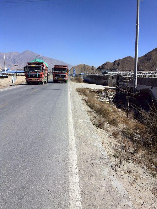 仅能容两辆货车的山路