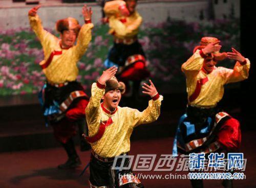 10月25日晚，在德国慕尼黑，中国西藏自治区山南地区艺术团演员表演藏民族舞蹈。
