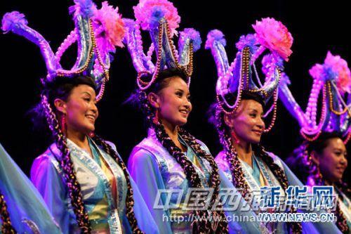 作为“2013德国·中国西藏文化周”的一部分，中国西藏自治区山南地区艺术团当晚通过民歌、舞蹈、服饰表演等形式，向现场数百名观众展示了丰富多彩的藏民族文化。