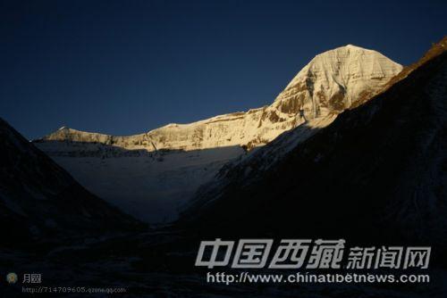 冈仁波齐的晨曦 彭月圆 摄
