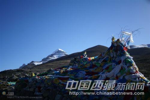 洁白的冈仁波齐与彩色的经幡相互辉映。 彭月圆 摄