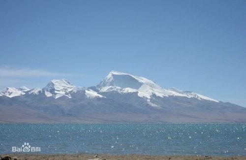 雪山与湖泊自成一体。