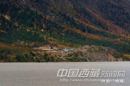 然乌湖秋色 彭月圆 摄