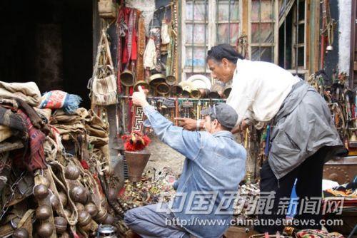 八廓街上有各种纪念品和民族生活用品。彭月圆 摄
