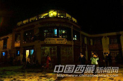 入夜的玛吉阿米 彭月圆 摄