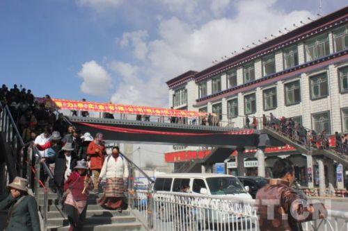 藏历新年十五，拉萨市市民绕着林廓转经祈福。
