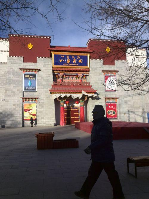一位转经民众走过新建好的八廓商城