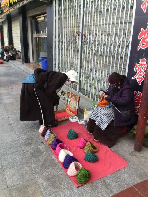 一位阿佳在林廓东路上卖手织的帽子