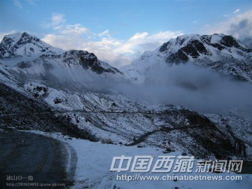 曾经的嘎隆拉雪山是一道难以逾越的天险，如今随着嘎隆拉隧道的顺利通车，墨脱人民世代被茫茫雪山所阻隔的历史终于结束。