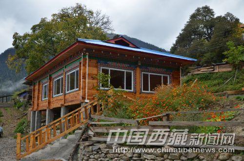 波密百姓的房子都是木头建的。