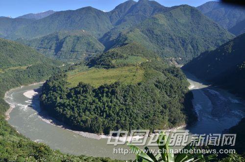 这是墨脱蛇形大拐弯，矗立的山体被雅鲁藏布江紧紧围绕。