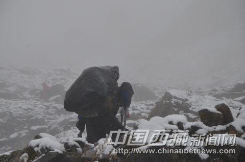 这个独腿的年轻人，独自一人反穿墨脱徒步线。我们在下多雄拉山时碰见他。在风雪中，他一手拄着登山杖，另一只手臂撑着拐杖，迈着坚定的脚步一步步向上攀登。